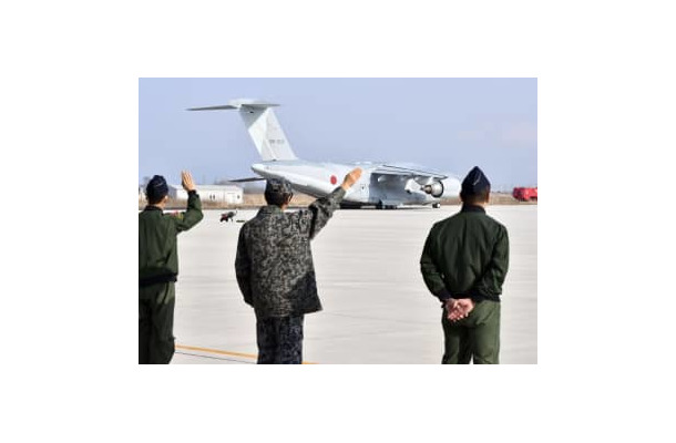 ウクライナ支援のための防衛装備品を積んだ航空自衛隊のC2輸送機＝10日午後、鳥取県境港市の美保基地