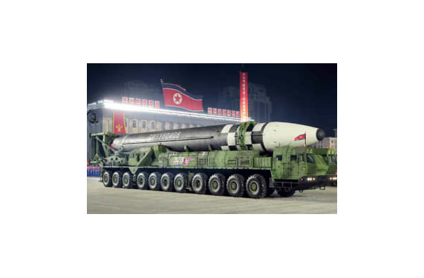 2020年10月に北朝鮮・平壌で行われた軍事パレードに登場した大陸間弾道ミサイル（コリアメディア提供・共同）