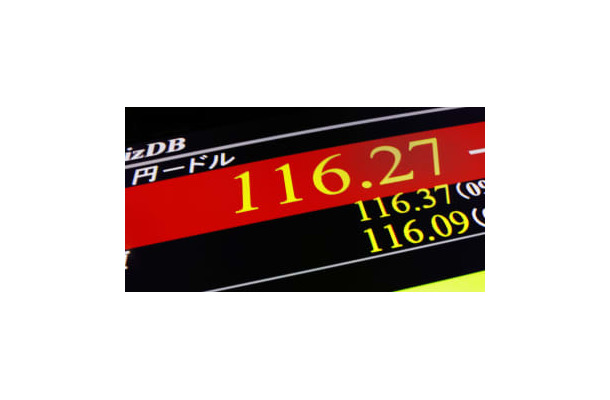 1ドル＝116円台を示すモニター＝11日午前、東京・東新橋