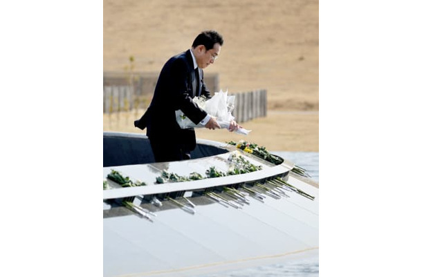 石巻南浜津波復興祈念公園を訪れ、献花する岸田首相＝12日午前、宮城県石巻市（代表撮影）