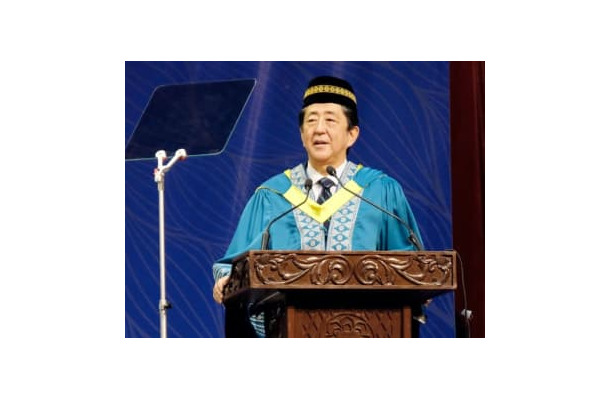 マレーシアの大学で講演する安倍元首相＝12日、マレーシア・スランゴール州（共同）