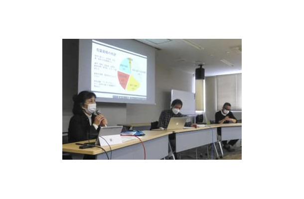 広島の差別実態を報告する「共生フォーラムひろしま」の笹川俊春理事（中央）ら＝12日午後、広島市