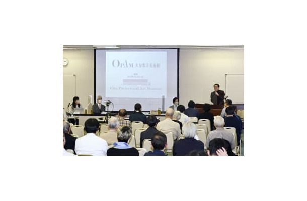 「鹿児島県立美術館設立を考える会」が開いたシンポジウムで講演する新見隆さん（右端）。左端は宮永祥子会長＝12日午後、鹿児島市