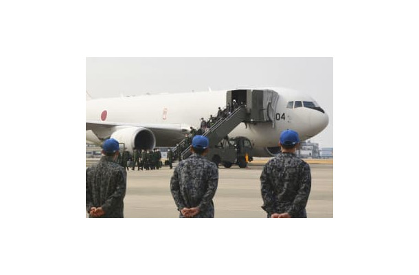 KC767空中給油輸送機によるウクライナへの防衛装備品提供で派遣され、愛知県の小牧基地に帰国した自衛隊員ら＝13日午前