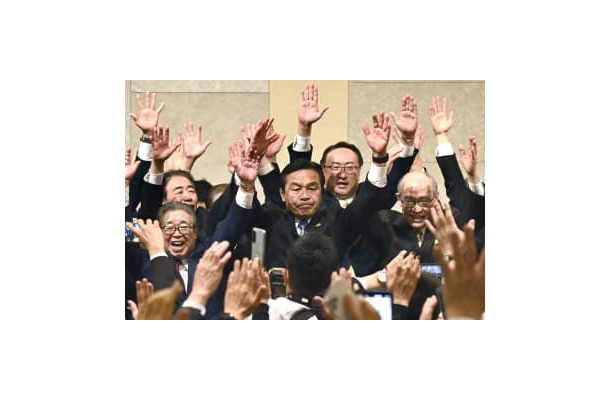 石川県知事選で初当選し、万歳する馳浩氏（中央）＝14日未明、金沢市