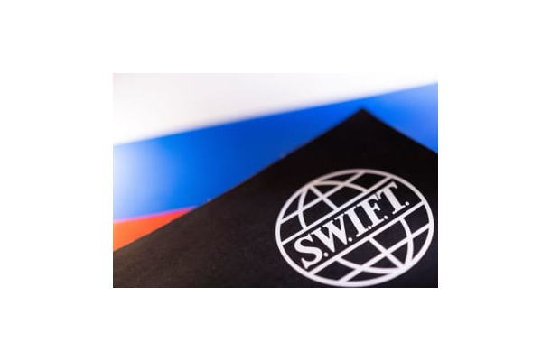 SWIFTのロゴとロシア国旗（ロイター＝共同）