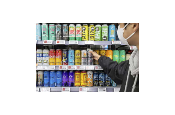韓国・仁川市のスーパーに並ぶ国産クラフトビールと日本のビール＝2月（共同）