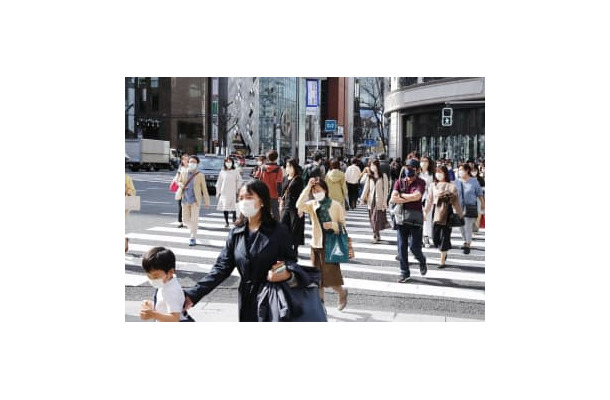 東京・銀座で軽装で行き交う人たち＝14日午後