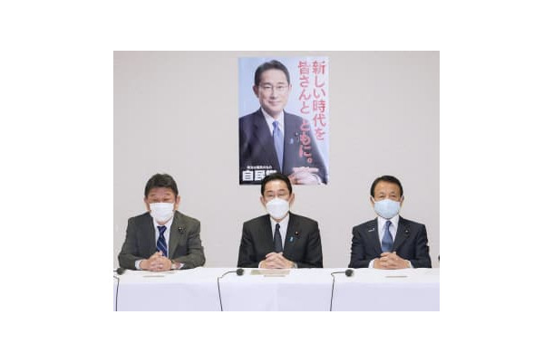 自民党の役員会に臨む岸田首相（中央）ら＝14日午後、東京・永田町の党本部