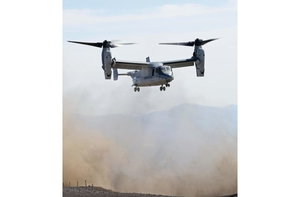 日米共同訓練に初参加し、着陸する陸上自衛隊のV22オスプレイ＝15日午前、静岡県の東富士演習場（代表撮影）