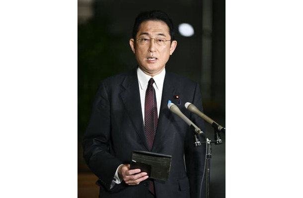 記者団の取材に応じる岸田首相＝15日夜、首相官邸