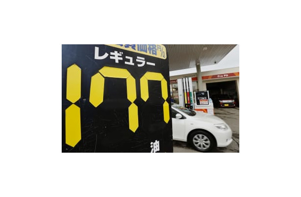 レギュラーガソリンで1リットル当たり177円を示すガソリンスタンドの価格表示＝16日午後、札幌市白石区