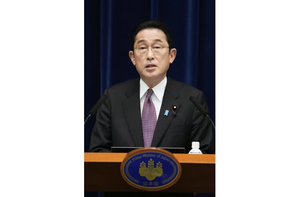 記者会見する岸田首相。「まん延防止等重点措置」を全面解除する方針などを表明した＝16日午後、首相官邸