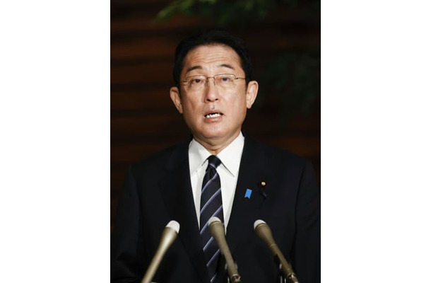 宮城、福島両県で震度6強を観測した地震を受け、報道陣の取材に応じる岸田首相＝17日午前1時52分、首相官邸