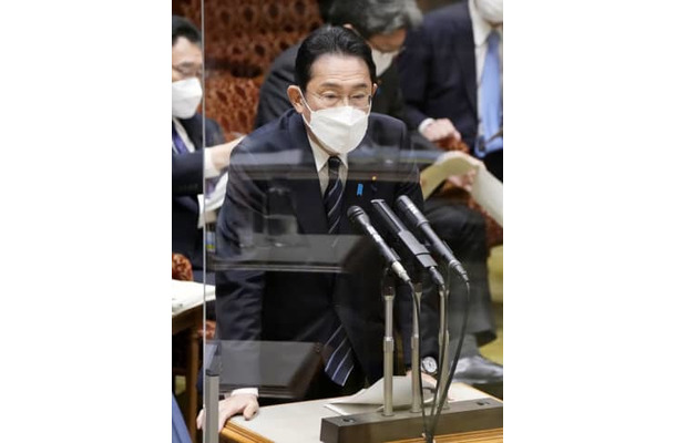 参院予算委で答弁する岸田首相＝17日午前