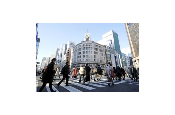 マスク姿で東京・銀座を行き交う人たち＝2月