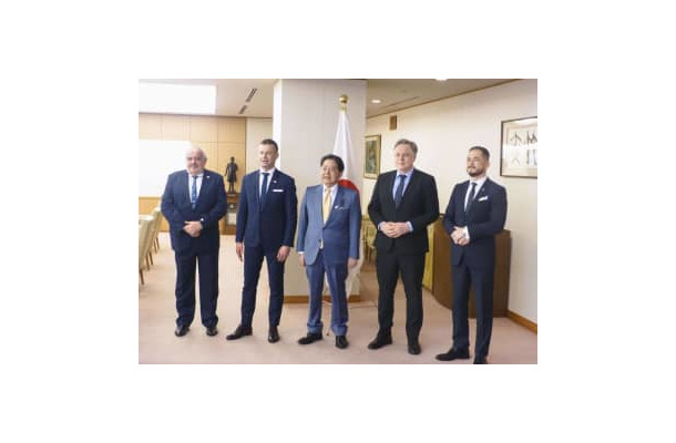 東欧4カ国の駐日大使と写真撮影に応じる林外相（中央）＝17日午後、外務省