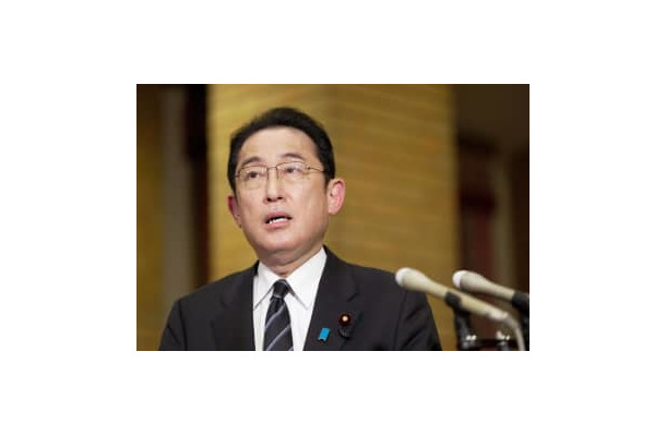 記者団の取材に応じる岸田首相＝17日夜、首相公邸