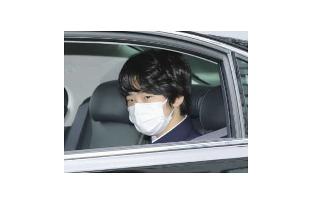 皇居に入る秋篠宮家の長男悠仁さま＝18日午前、半蔵門（代表撮影）