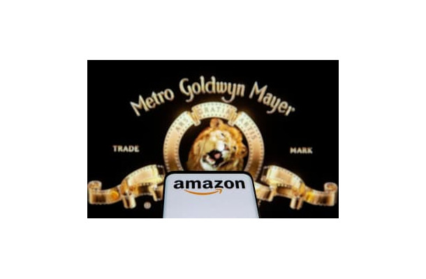 米アマゾン・コムと米映画会社メトロ・ゴールドウィン・メイヤー（MGM）のロゴ＝2021年5月26日（ロイター＝共同）