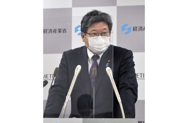 記者会見する萩生田経産相＝18日午前、経産省