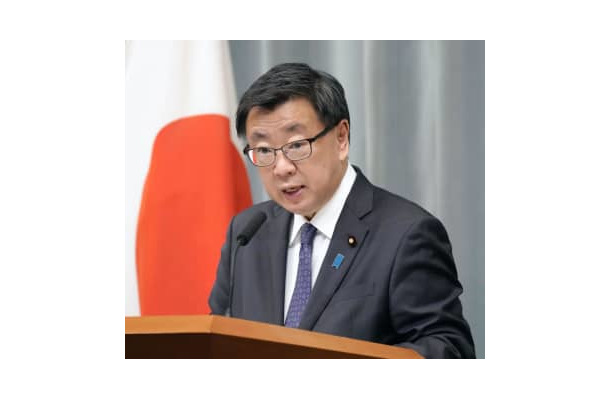 記者会見する松野官房長官＝18日午前、首相官邸