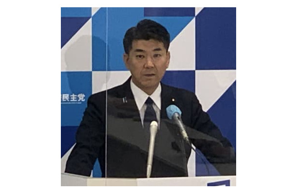 記者会見する立憲民主党の泉代表＝18日午前、国会