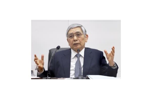 金融政策決定会合後に記者会見する日銀の黒田総裁＝18日午後、日銀本店（代表撮影）