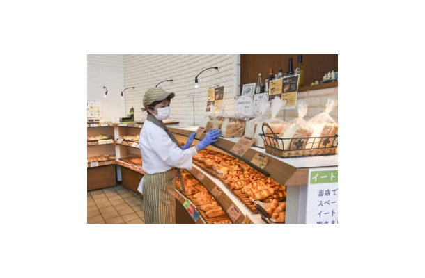 小麦価格高騰で今後の値上げを検討している「山一パン総本店」の直営店＝17日、京都市