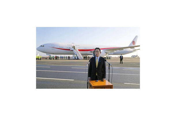 インドへ出発前、取材に応じる岸田首相＝19日午前、羽田空港