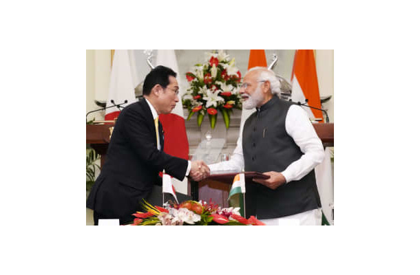 文書を交換しインドのモディ首相（右）と握手する岸田首相＝19日、ニューデリー（共同）