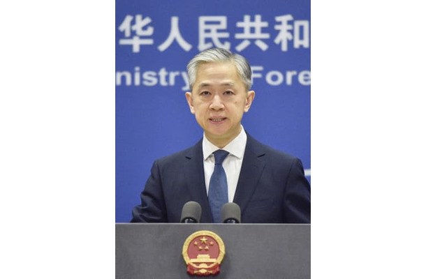 記者会見する中国外務省の汪文斌副報道局長＝21日、北京（共同）