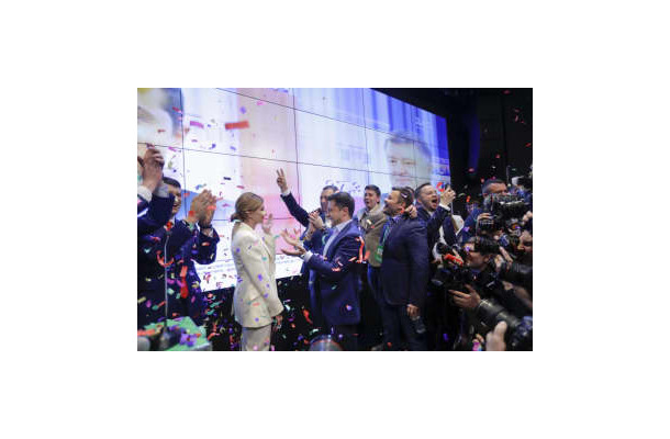 ウクライナ大統領選での勝利を祝うゼレンスキー氏（中央）＝2019年4月（AP＝共同）