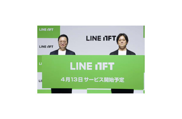 記念撮影するLVCの林仁奎社長（左）ら＝23日午後、東京都内