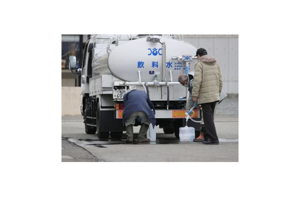 給水車から水をくむ住民＝23日午後、福島県相馬市