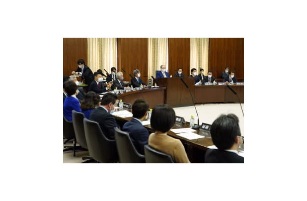 実質討議を行った参院憲法審査会＝23日、国会