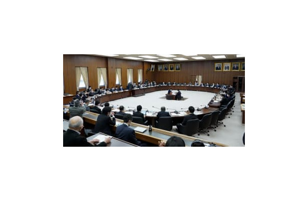 討議を行った衆院憲法審査会＝24日午前