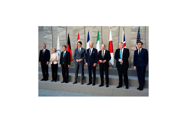 G7首脳会合の記念撮影に臨む岸田首相（左から3番目）ら各国首脳＝24日、ブリュッセル（ロイター＝共同）