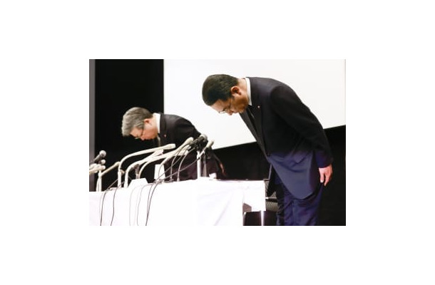 記者会見で謝罪するSMBC日興証券の近藤雄一郎社長（手前）ら＝24日、東京・丸の内