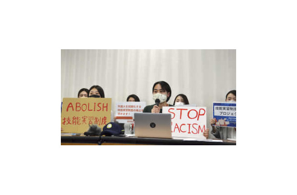 記者会見するプロジェクト共同代表の田所真理子ジェイさん（右から3人目）ら＝25日午後、東京都内