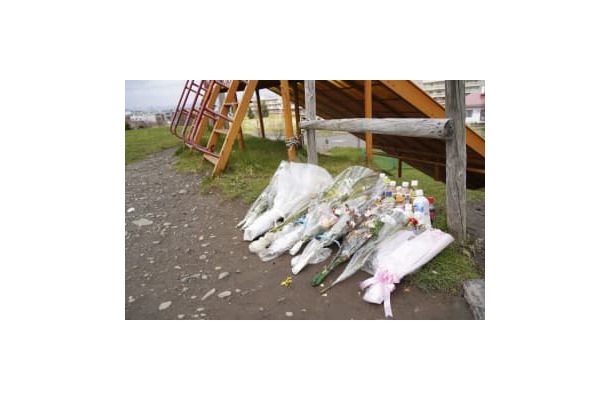 女子生徒の遺体が見つかった公園に手向けられた花束＝2021年5月、北海道旭川市