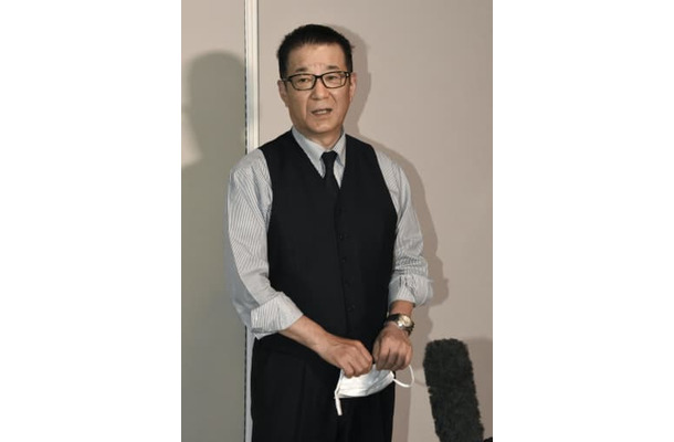 記者団の取材に応じる日本維新の会代表の松井一郎大阪市長＝28日午後、大阪市役所