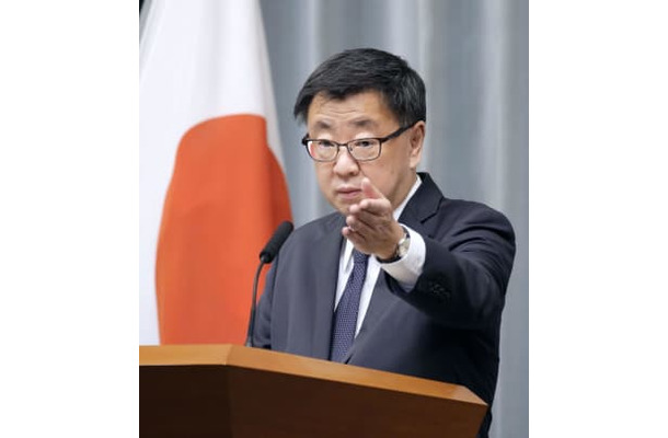 記者会見する松野官房長官＝28日午後、首相官邸
