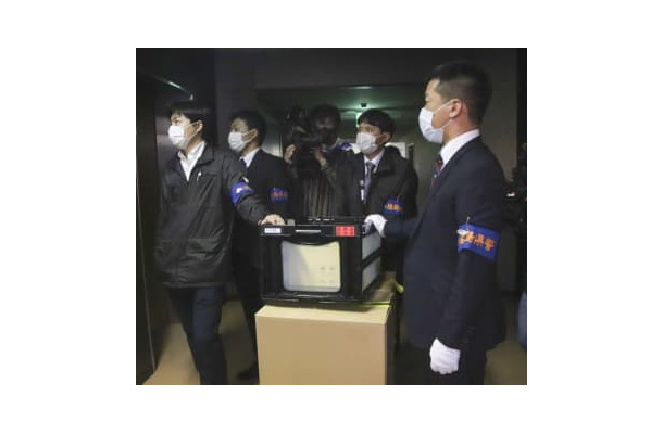 徳島市長のリコール運動を巡り、差し押さえた署名簿を運び出す徳島県警の捜査員＝29日午後、徳島市役所
