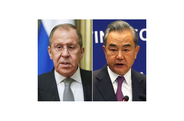 ロシアのラブロフ外相（左）、中国の王毅外相（いずれもロイター＝共同）