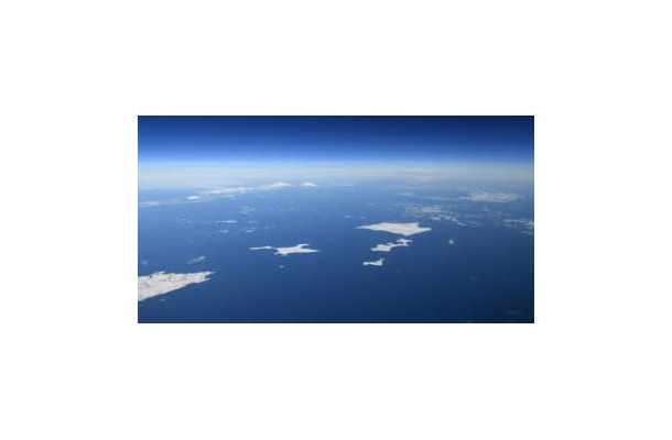 北海道・根室半島の納沙布岬（左下）沖に広がる北方領土。歯舞群島（中央）、色丹島（右上）、国後島（左奥）。はるか右奥にうっすらと択捉島が見える