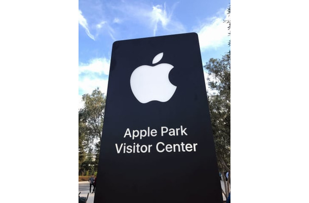 米アップルのロゴ＝2017年9月、米カリフォルニア州にある本社関連施設（共同）