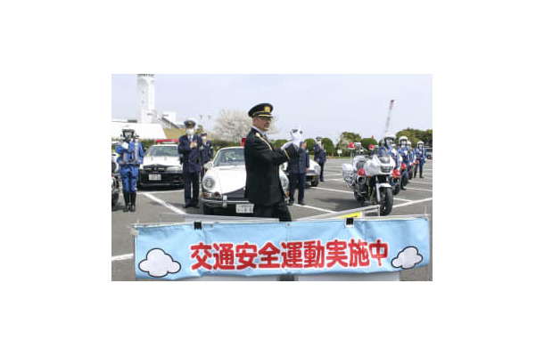 神奈川県警山手署の一日警察署長として交通安全を呼び掛ける横山剣さん＝31日午前、横浜市