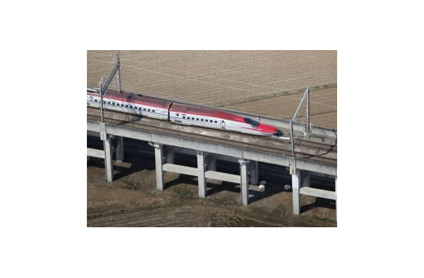 地震で脱線した東北新幹線の車両＝17日、宮城県白石市（共同通信社ヘリから）