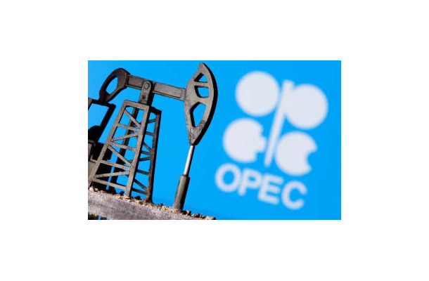 OPECのロゴと石油掘削装置の模型＝2020年（ロイター＝共同）
